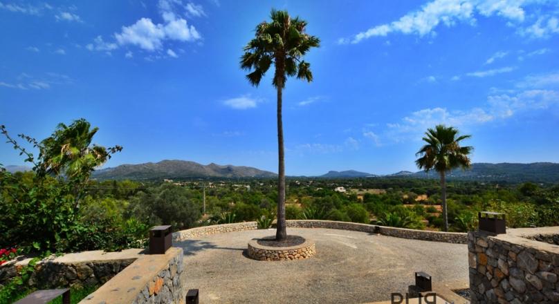 A very special finca. On typical Mallorcan terraces. And a lot of space.
