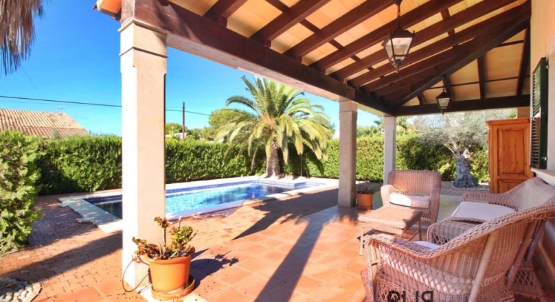 Villa. Holiday rental license. 30 minutes to the airport. 3 minutes walk to the sea. Any questions ?