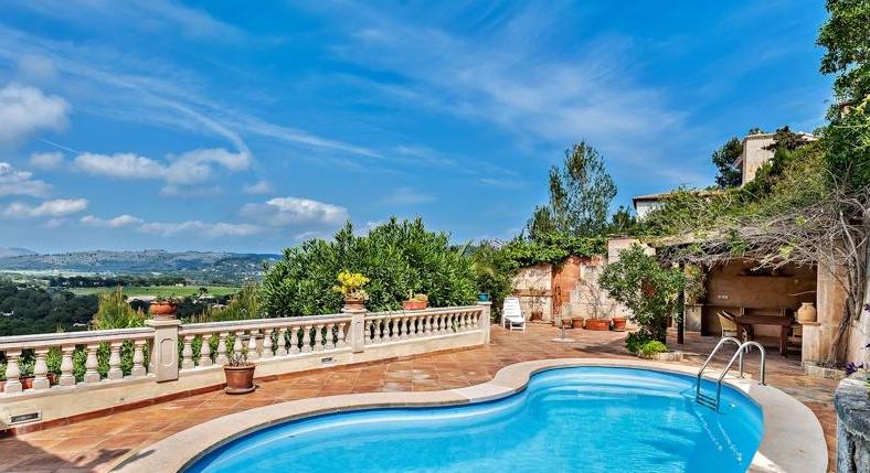 Villa in the northeast. Canyamel. With a lot of space. And small price.