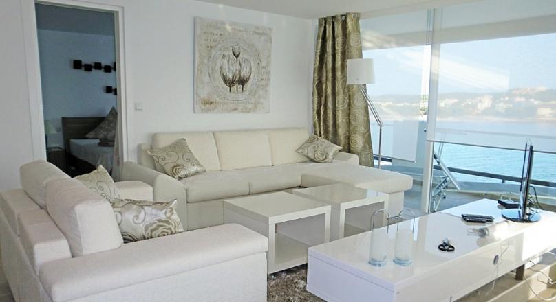 Santa Ponsa. Right on the sea. Pedestrian to the beach.