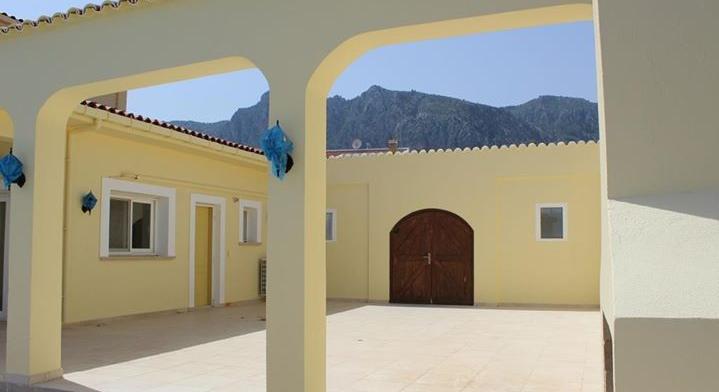 Girne, Edremit Bölgesin'de Satılık 3+1 Yüzme Havuzlu Villa.