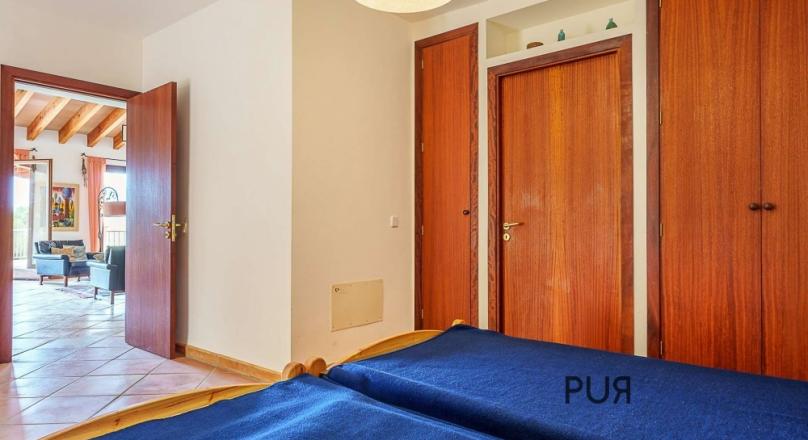 Hillside villa with pool and garage