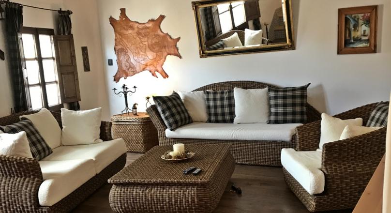 Andratx. One of the most beautiful villages on the island. And there is a town house. In the middle. Well maintained.