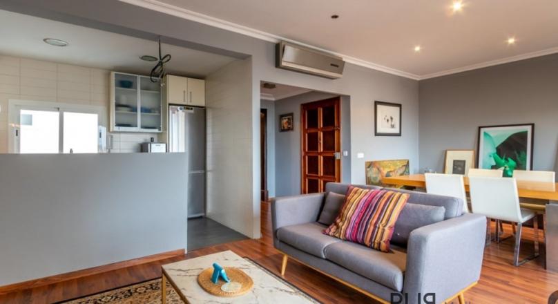 Santa Catalina. 3 floors. Renovated inside. Living in the middle of the hip district. With sea view.