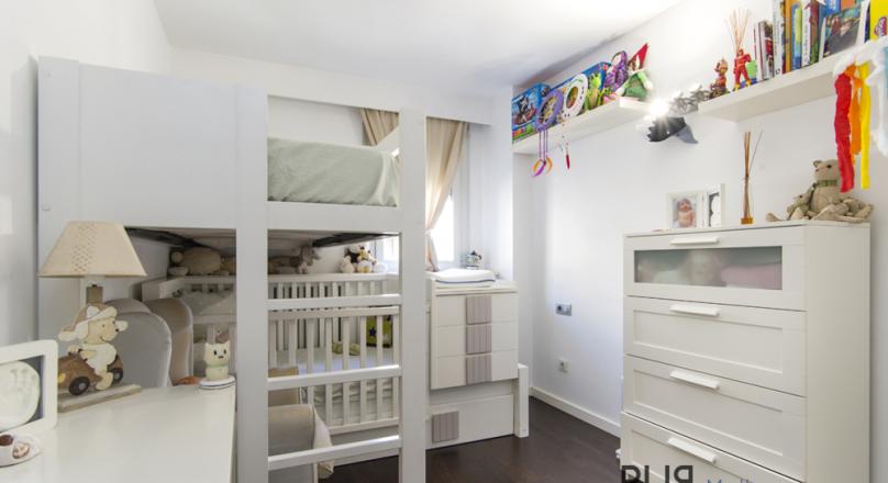 In the center of the Capitale. Spacious penthouse. Rooftop terrace with many options.