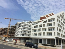 SELLS APARTMENTS WITH VIEWS TO BEACH