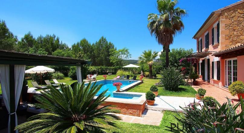 Finca with guest house. Holiday rental license. And really crazy.