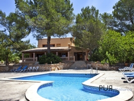 Finca. Very easily. Look at the price. 550,000 euros. 4 bedrooms / 4 bathrooms.
