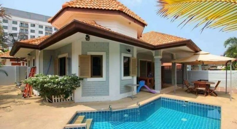 House for sale with private swimming pool.