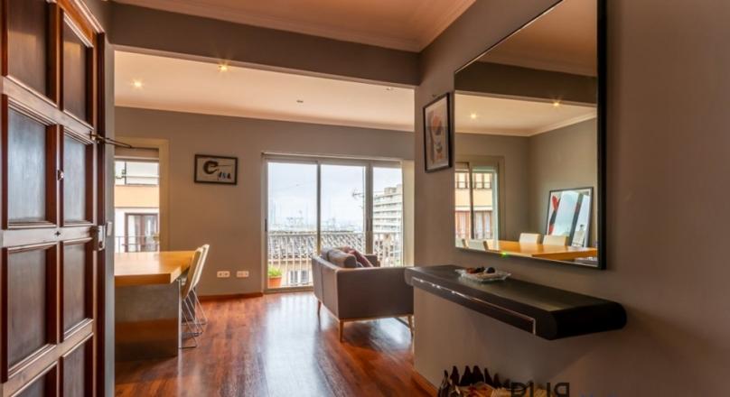 Santa Catalina. 3 floors. Renovated inside. Living in the middle of the hip district. With sea view.