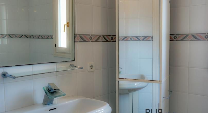 In the far northeast. Apartment with a large roof terrace. Font de Sa Cala.