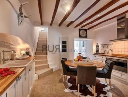 A dream of a townhouse. Renovated at a high quality. A wellness oasis.