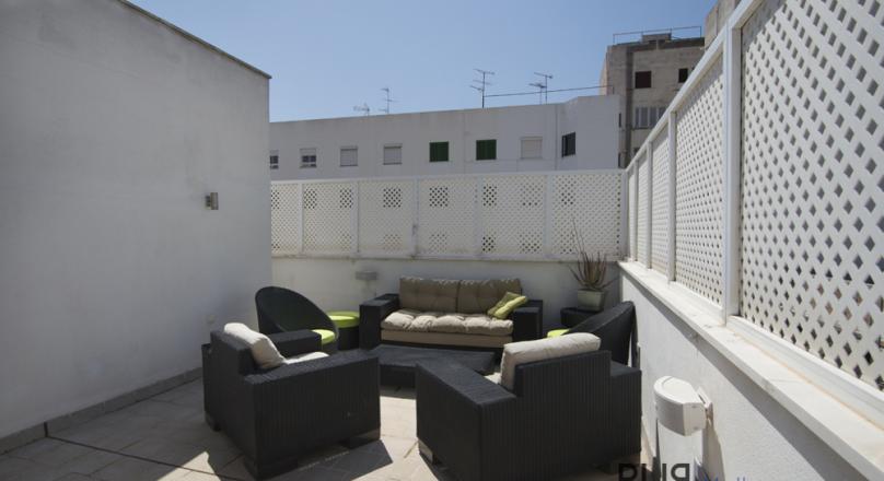 Spacious penthouse in the Capitale. Roof terrace. Parking spot.