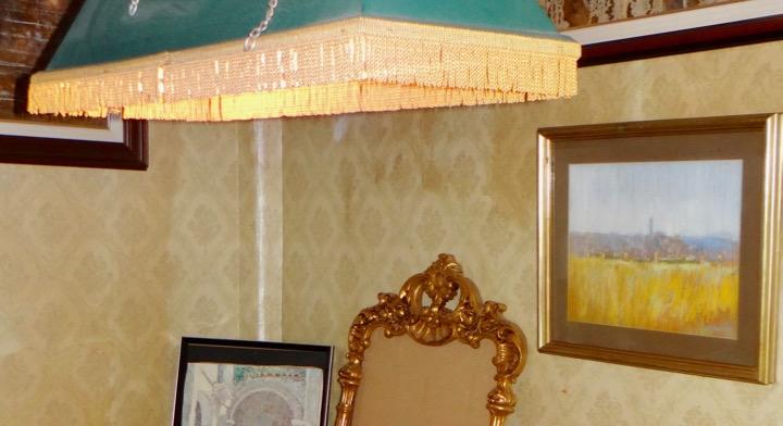 Autentic townhouse in need of reform with garage and terraces