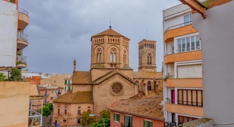 Santa Catalina. 3 floors. Renovated inside. Living in the middle of the hip district. With sea view.