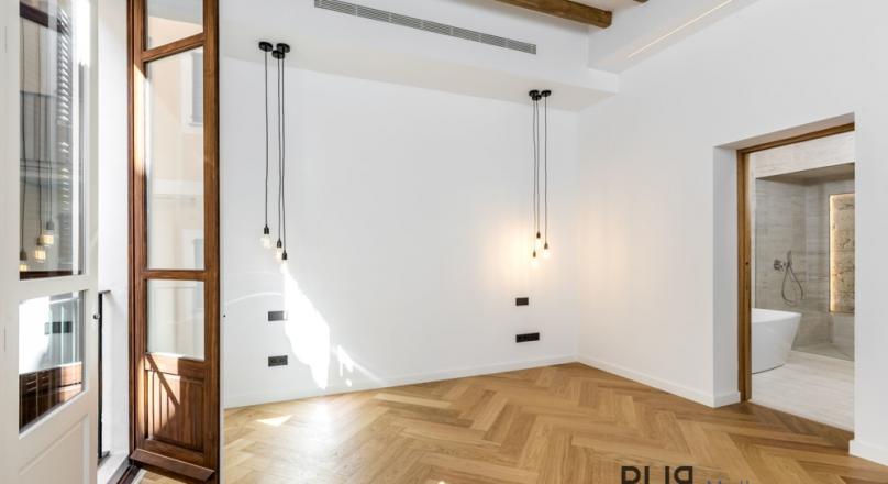 Large apartment. In the middle of the old town. Completely renovated. Top quality finishings.