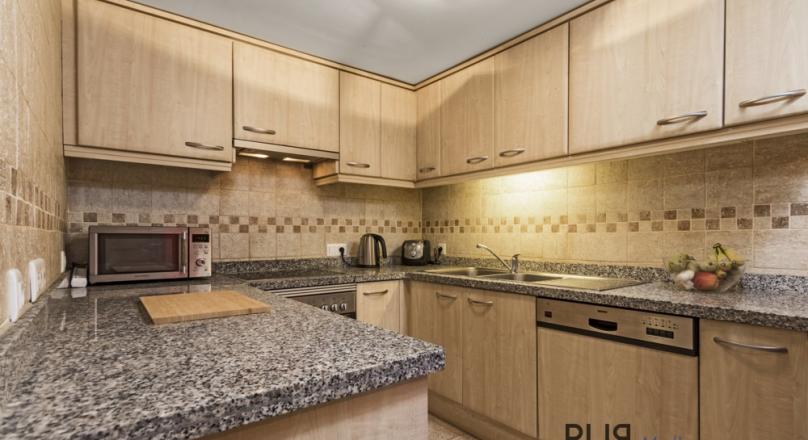 Big apartment. Very well maintained facility. And for dinner on foot to Port Adriano.