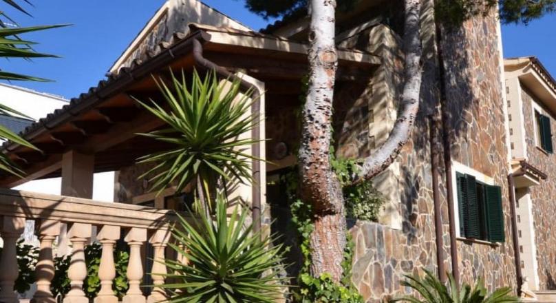 Beautiful detached house with private pool and wine cellar
