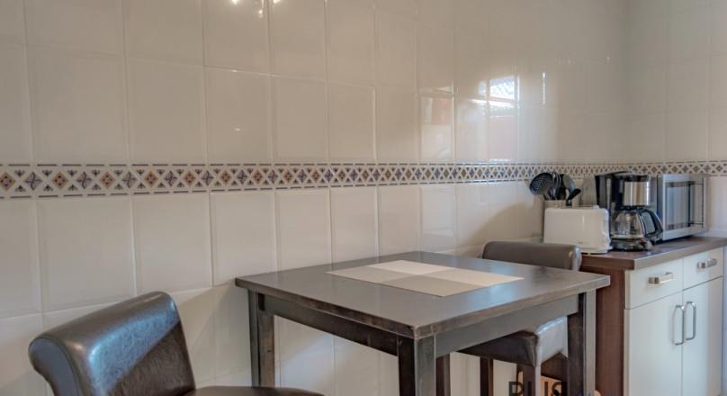 In the far northeast. Apartment with a large roof terrace. Font de Sa Cala.