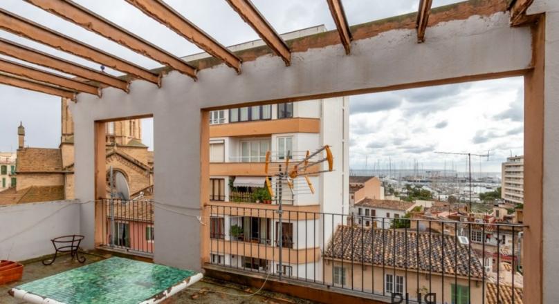 Santa Catalina. 3 floors. Renovated inside. Living in the middle of the hip district. With sea view.