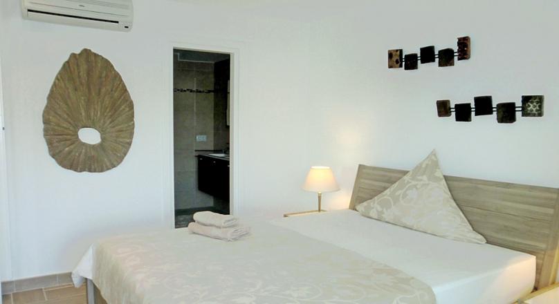 Santa Ponsa. Right on the sea. Pedestrian to the beach.