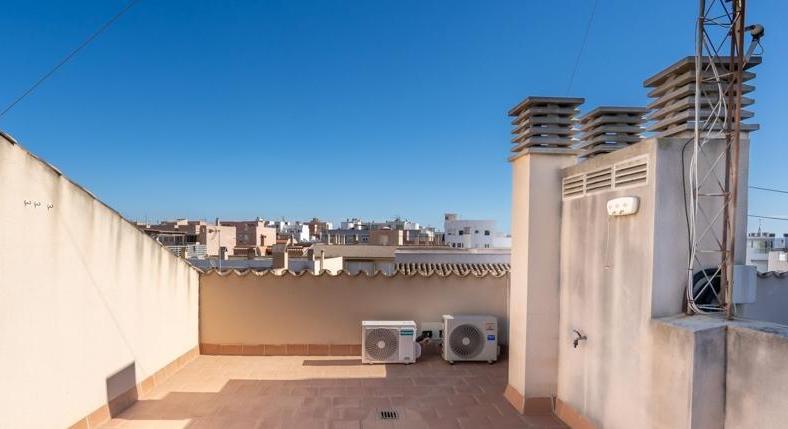 El Molinar. Less than 100 meters to the beach. Large townhouse with terrace and garage.
