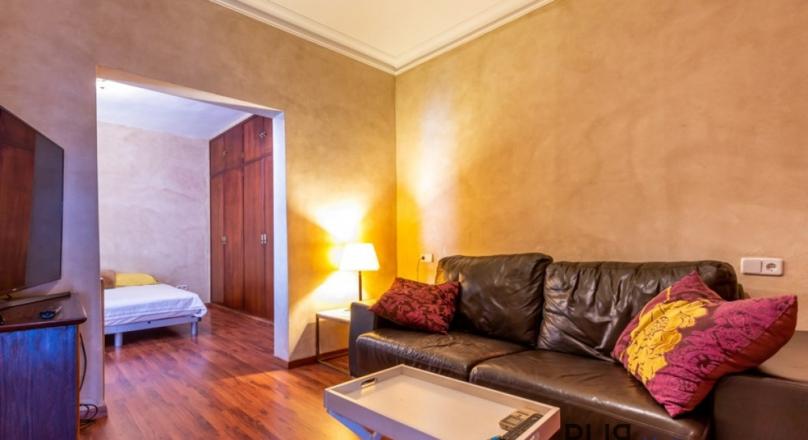 Santa Catalina. 3 floors. Renovated inside. Living in the middle of the hip district. With sea view.