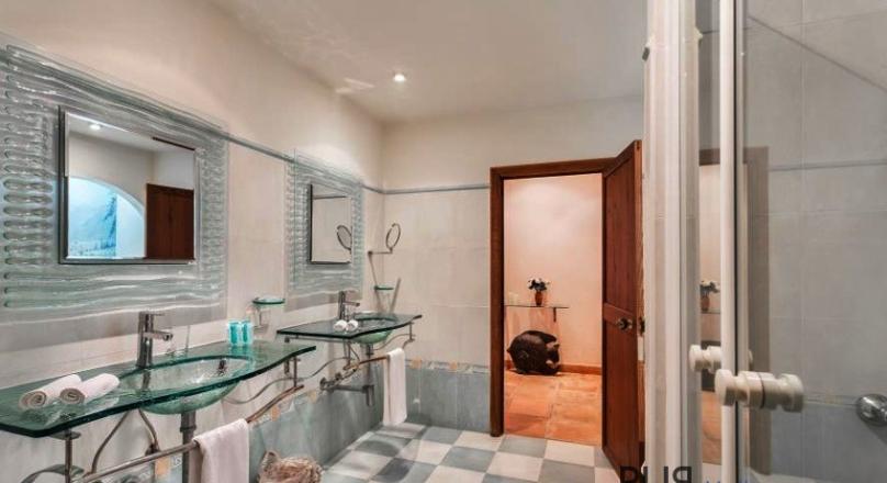 5-star country hotel, 21 rooms / suites, large SPA with indoor pool. 20 minutes to Palma! 