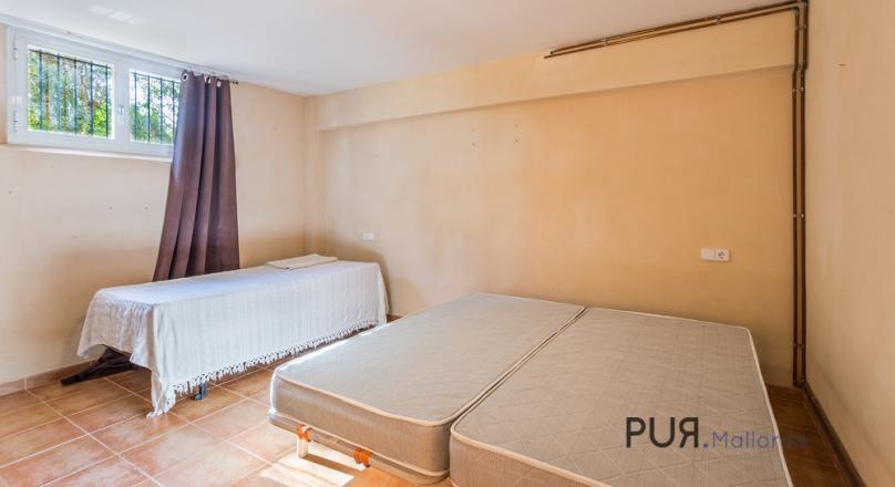 Muro. Finca. 6 bedrooms. Holiday rental license. And then the price. Just compare.