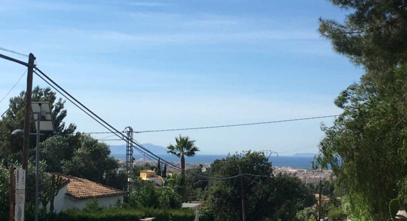 Parcela urbana de 1.880 m2 con vistas al mar en venta en Denia