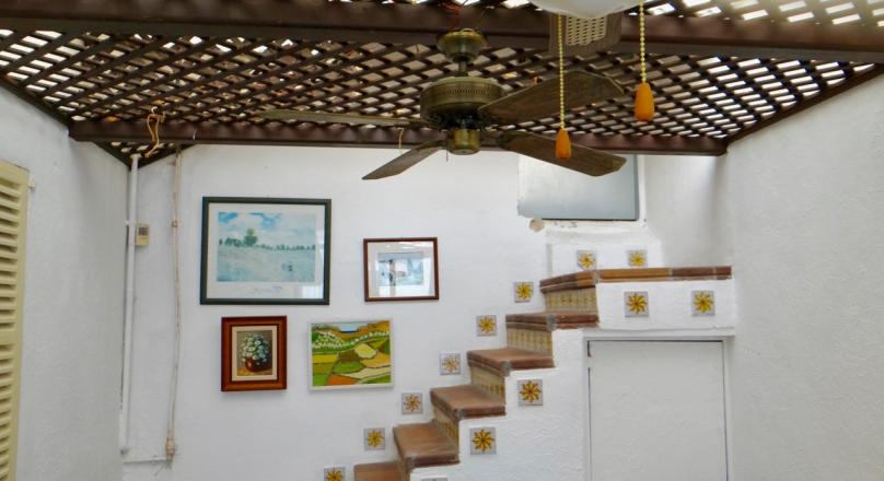 Autentic townhouse in need of reform with garage and terraces