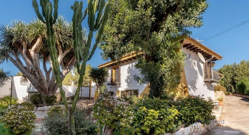 Villa with three guest studios