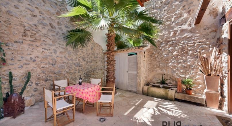 That is her. The definition of a Mallorcan town house. In Arta. Completely renovated.