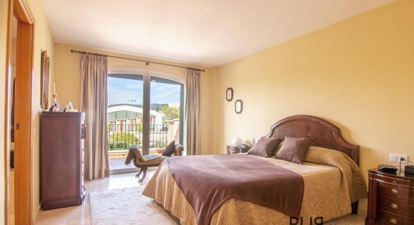 Townhouse with pool and sun terrace in Son Rapinya.