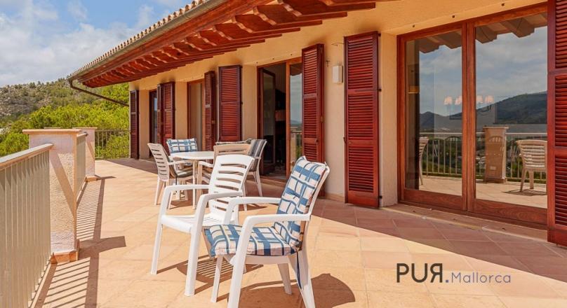 Hillside villa with pool and garage