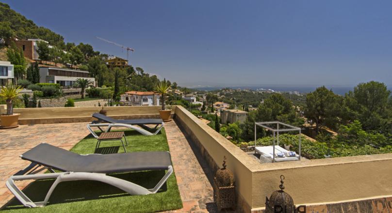 Higher and higher. Over the roofs of the Capitale. Villa with the ultimate view.