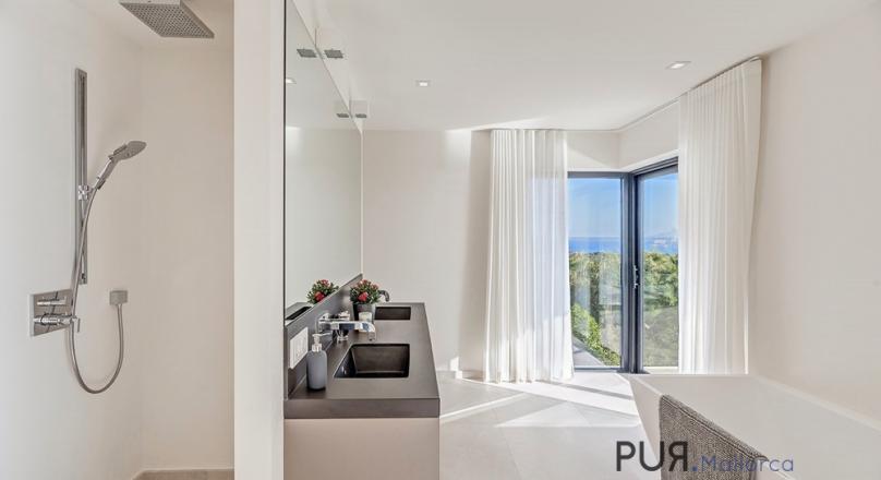Bendinat. Large new villa with panoramic views. Of course across the sea.