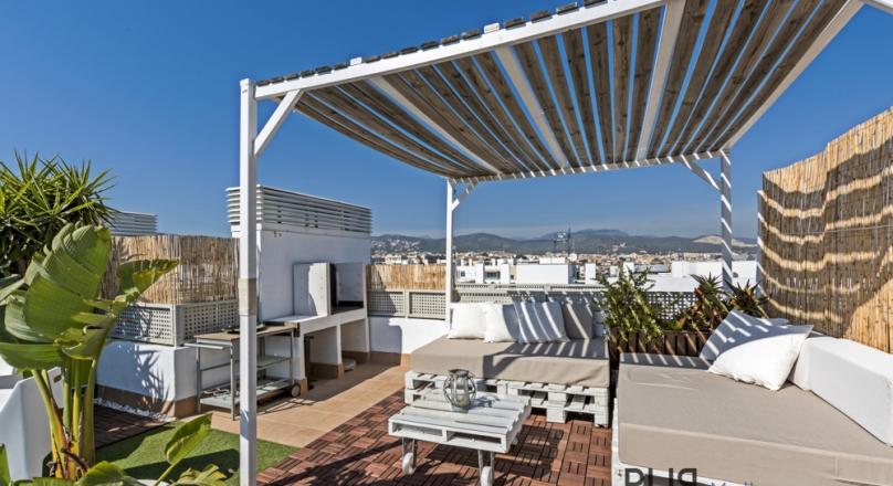 Townhome. View over the city. Penthouse. Above Son Espanyolet. Small but nice.