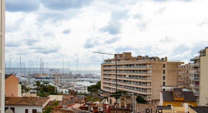 Santa Catalina. 3 floors. Renovated inside. Living in the middle of the hip district. With sea view.