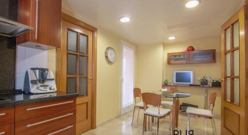 Terrace house. With a lot of space. In the northern area of Palma. And a lot of views from the roof terrace.