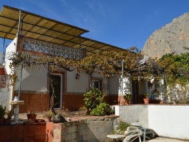 Large house in the attractive village of El Corro with many possibilities for rental but needs some modernization !!