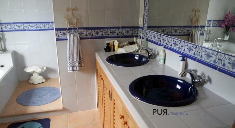 Location. Location. Location. A gem, 15 minutes to the airport (no aircraft noise). A mega-lake view.