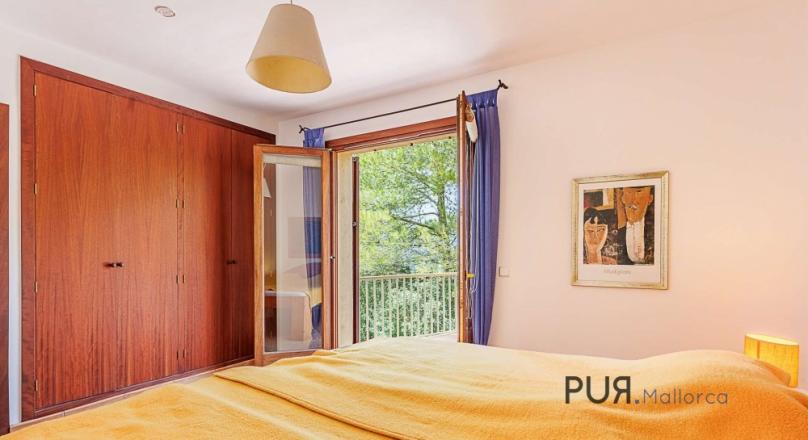 Hillside villa with pool and garage