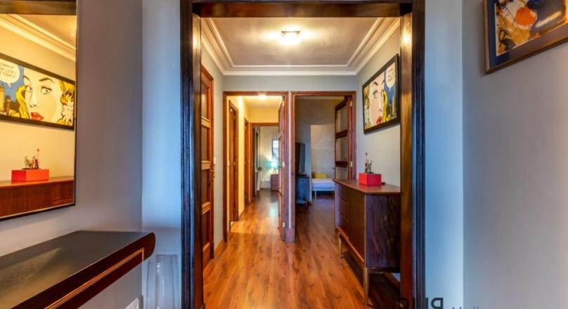 Santa Catalina. 3 floors. Renovated inside. Living in the middle of the hip district. With sea view.