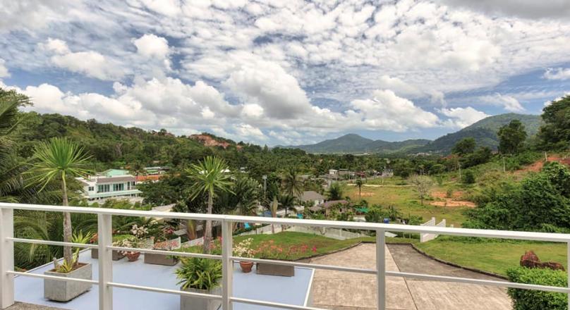 Phuket quality real estate offers a perfect golf course pool villa