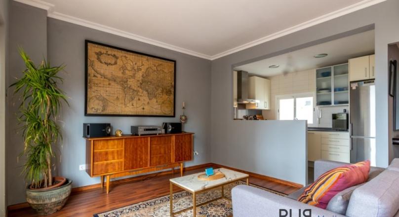 Santa Catalina. 3 floors. Renovated inside. Living in the middle of the hip district. With sea view.