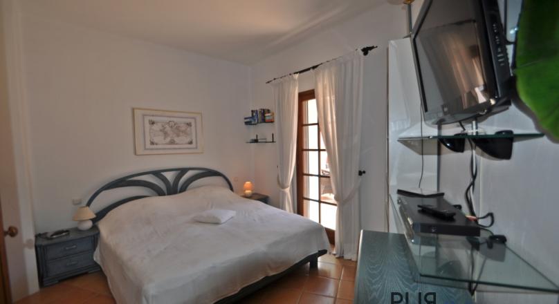 Chalet. At the golf course. On one floor. Calm. Near the beach.