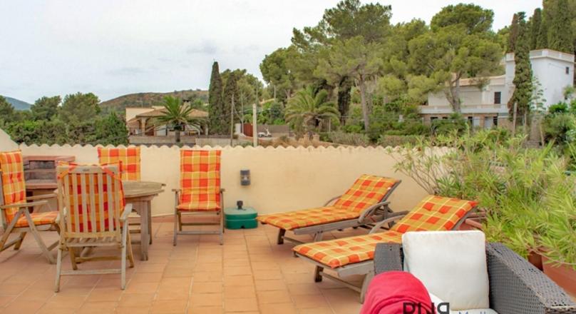 In the far northeast. Apartment with a large roof terrace. Font de Sa Cala.