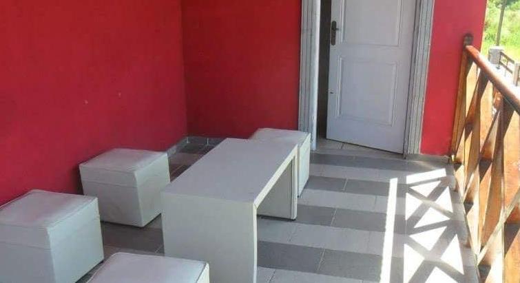 Houses for 6 people $ 10,000 per week.