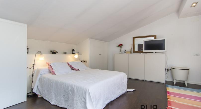 In the center of the Capitale. Spacious penthouse. Rooftop terrace with many options.